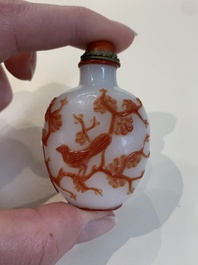 A collection of 14 Peking glass snuff bottles, 19/20th C.