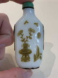 A collection of 14 Peking glass snuff bottles, 19/20th C.