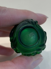 A collection of 14 Peking glass snuff bottles, 19/20th C.