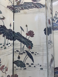 A Chinese polychrome lacquered wooden eight-panel folding screen with a pond scene, 19/20th C.