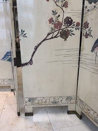 A Chinese polychrome lacquered wooden eight-panel folding screen with a pond scene, 19/20th C.