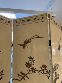 A Chinese polychrome lacquered wooden eight-panel folding screen with a pond scene, 19/20th C.