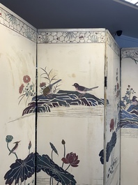 A Chinese polychrome lacquered wooden eight-panel folding screen with a pond scene, 19/20th C.