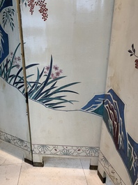 A Chinese polychrome lacquered wooden eight-panel folding screen with a pond scene, 19/20th C.