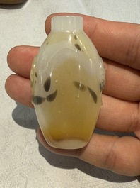 A collection of ten Chinese agate snuff bottles, 20th C.