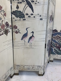 A Chinese polychrome lacquered wooden eight-panel folding screen with a pond scene, 19/20th C.