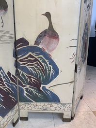 A Chinese polychrome lacquered wooden eight-panel folding screen with a pond scene, 19/20th C.
