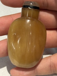 A collection of ten Chinese agate snuff bottles, 20th C.