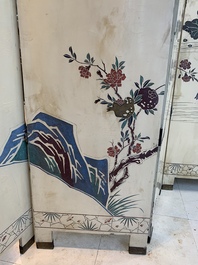 A Chinese polychrome lacquered wooden eight-panel folding screen with a pond scene, 19/20th C.