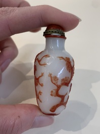 A collection of 14 Peking glass snuff bottles, 19/20th C.