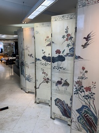 A Chinese polychrome lacquered wooden eight-panel folding screen with a pond scene, 19/20th C.
