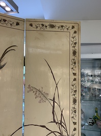 A Chinese polychrome lacquered wooden eight-panel folding screen with a pond scene, 19/20th C.