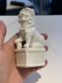 Two Chinese Dehua blanc de Chine figures of Guanyin and Shoulao and a pair of Buddhist lions, He Chaozong 何朝宗 mark, 18/19th C.