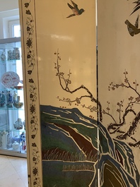 A Chinese polychrome lacquered wooden eight-panel folding screen with a pond scene, 19/20th C.