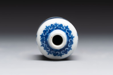 A Chinese blue and white 'Water Margin' snuff bottle, 19th C.