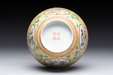 A Chinese famille rose 'antiquities' bowl, Tongzhi mark, 20th C.
