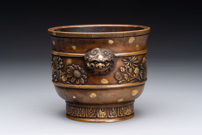 A Chinese gold-splashed bronze cylindrical censer with lion-form handles, Xuande mark, 19/20th C.