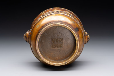 A Chinese gold-splashed bronze cylindrical censer with lion-form handles, Xuande mark, 19/20th C.