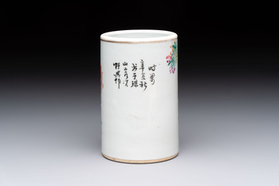 A Chinese qianjiang cai 'rooster' brush pot, signed Hengxing 恆興, Tongzhi mark, 19/20th C.