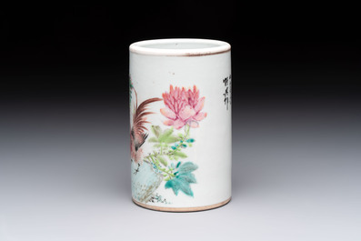 A Chinese qianjiang cai 'rooster' brush pot, signed Hengxing 恆興, Tongzhi mark, 19/20th C.