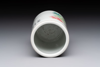 A Chinese qianjiang cai 'rooster' brush pot, signed Hengxing 恆興, Tongzhi mark, 19/20th C.