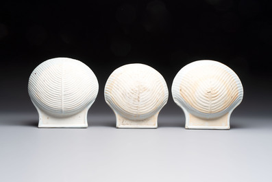 Three Chinese famille verte and Imari-style shell-form dishes, Kangxi