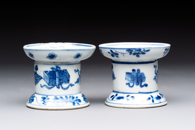 A pair of rare Chinese blue and white sanders with antiquities and floral design, Kangxi