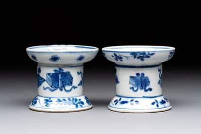 A pair of rare Chinese blue and white sanders with antiquities and floral design, Kangxi