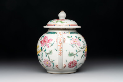 A Chinese famille rose covered vase, teapot and a seated figure, and a famille noire pattipan or teapot stand, 18/19th C.