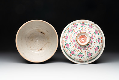 Six Chinese Thai market Bencharong-style wares and two Thai Sawankhalok wares, 15/19th C.