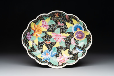 A Chinese famille rose covered vase, teapot and a seated figure, and a famille noire pattipan or teapot stand, 18/19th C.