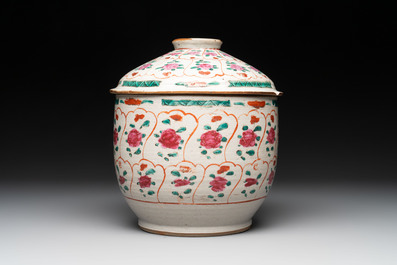 Six Chinese Thai market Bencharong-style wares and two Thai Sawankhalok wares, 15/19th C.
