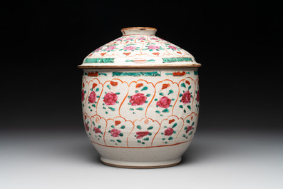 Six Chinese Thai market Bencharong-style wares and two Thai Sawankhalok wares, 15/19th C.