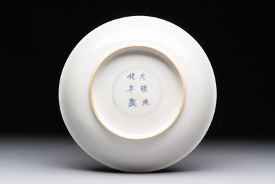A fine Chinese famille verte 'elegant beauty' plate, Chenghua mark, Kangxi