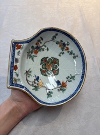 Three Chinese famille verte and Imari-style shell-form dishes, Kangxi