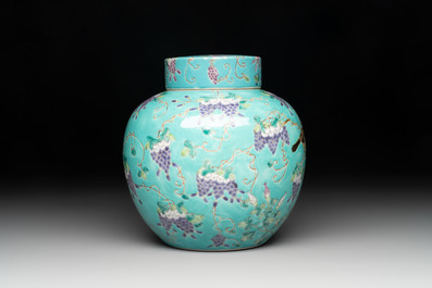 A Chinese turquoise-ground 'Da Ya Zhai 大雅齋' jar and cover, Yong Qing Chang Chun 永慶長春 mark, 19/20th C.