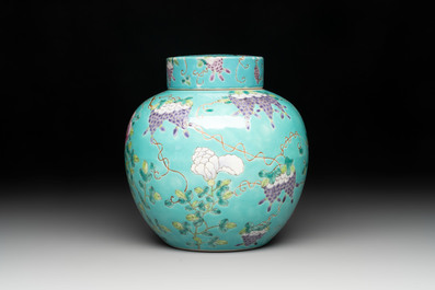 A Chinese turquoise-ground 'Da Ya Zhai 大雅齋' jar and cover, Yong Qing Chang Chun 永慶長春 mark, 19/20th C.