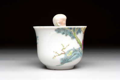 A Chinese Dehua blanc de Chine libation cup, a famille rose cup and two figures, 19th C.