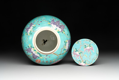 A Chinese turquoise-ground 'Da Ya Zhai 大雅齋' jar and cover, Yong Qing Chang Chun 永慶長春 mark, 19/20th C.