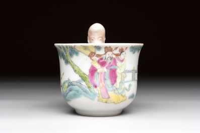 A Chinese Dehua blanc de Chine libation cup, a famille rose cup and two figures, 19th C.