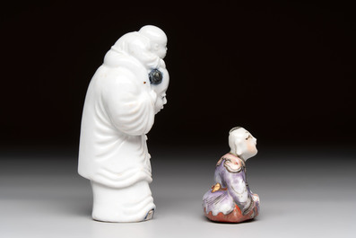 A Chinese Dehua blanc de Chine libation cup, a famille rose cup and two figures, 19th C.