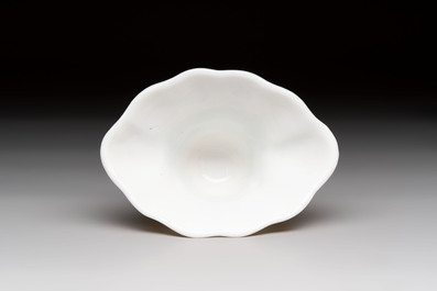 A Chinese Dehua blanc de Chine libation cup, a famille rose cup and two figures, 19th C.