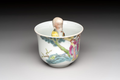 A Chinese Dehua blanc de Chine libation cup, a famille rose cup and two figures, 19th C.