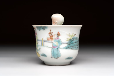 A Chinese Dehua blanc de Chine libation cup, a famille rose cup and two figures, 19th C.