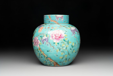 A Chinese turquoise-ground 'Da Ya Zhai 大雅齋' jar and cover, Yong Qing Chang Chun 永慶長春 mark, 19/20th C.