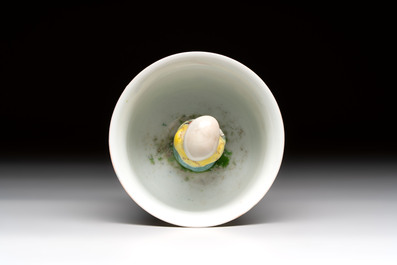 A Chinese Dehua blanc de Chine libation cup, a famille rose cup and two figures, 19th C.