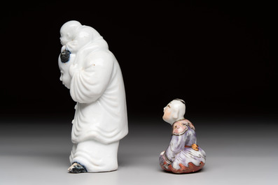 A Chinese Dehua blanc de Chine libation cup, a famille rose cup and two figures, 19th C.