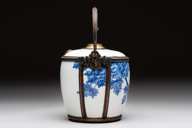 A Chinese blue and white 'Bleu de Hue' lime pot for the Vietnamese market, artemisia leaf mark, 19th C.