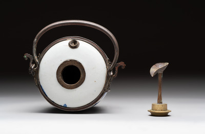 A Chinese blue and white 'Bleu de Hue' lime pot for the Vietnamese market, artemisia leaf mark, 19th C.