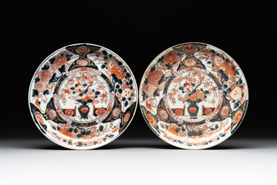 A varied collection of 22 Japanese Imari wares, 17/19th C.